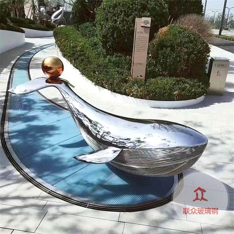 戶外廣場鏡面鯨魚圓環大型不銹鋼雕塑定制園林鐵藝景觀月亮鏤空球